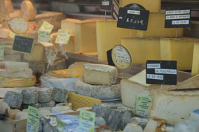 Käsestand auf dem Markt in Saint-Pierre-Église - immer mittwochs