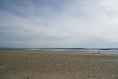 Strand von Jonville bei Ebbe mit Blick auf Saint-Vaast-la-Hougue Marina