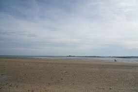 Strand von Jonville bei Ebbe mit Blick auf Saint Vaast La Hougue Marina