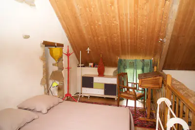 Ger&auml;umige Galerie mit Doppelbett.