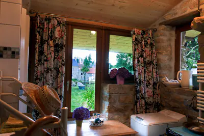 Waschmaschine und Fenster mit Gartenblick.